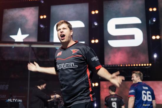 JDG赛后群访：上单小将称首场比赛非常紧张，Ruler说队友发挥惊艳